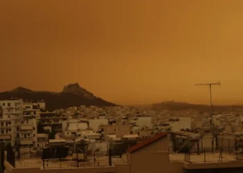 Καιρός: Οι περιοχές που θα «πνιγούν» από την αφρικανική σκόνη τις επόμενες ώρες – Στους 25 βαθμούς η θερμοκρασία