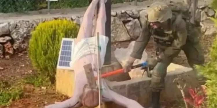 Λίβανος: Ισραηλινός στρατιώτης χτύπησε με σφυρί άγαλμα του Ιησού – Δείτε φωτογραφία