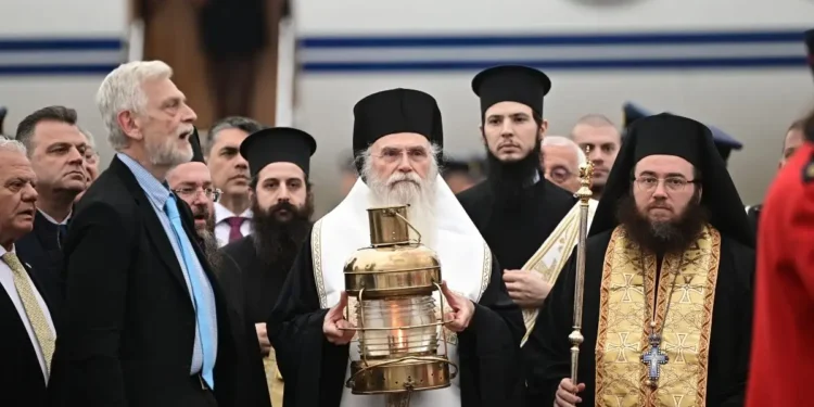 Το Άγιο Φως στην Αθήνα από την Ιερουσαλήμ – Με τιμές αρχηγού κράτους η υποδοχή του
