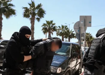 Δολοφονία στον Άγιο Δημήτριο: «Για μια γυναίκα πλακωθήκανε, έχω τρελαθεί» ξεσπά ο παππούς του 20χρονου κατηγορούμενου