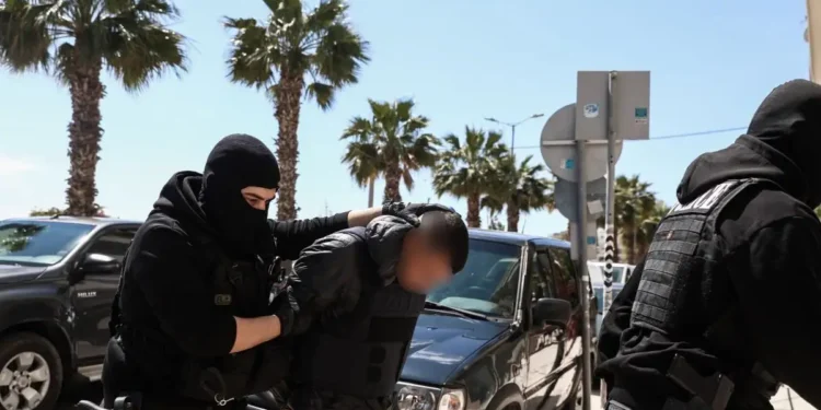 Δολοφονία στον Άγιο Δημήτριο: «Για μια γυναίκα πλακωθήκανε, έχω τρελαθεί» ξεσπά ο παππούς του 20χρονου κατηγορούμενου