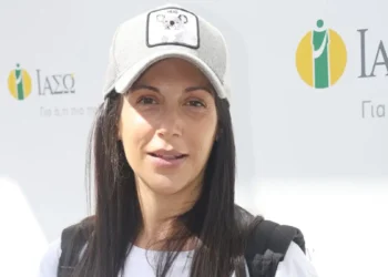 Η Ανθή Βούλγαρη κάνει γυμναστική με τον ενός έτους γιο της – Η φωτογραφία που ανέβασε στο instagram