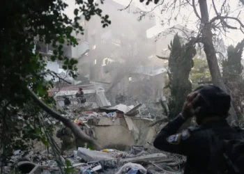 Επίδειξη δύναμης από τις ΗΠΑ μετά το τελεσίγραφο Τραμπ: Έχουμε χτυπήσει ως τώρα 13.000 στόχους στο Ιράν και 155 πλοία