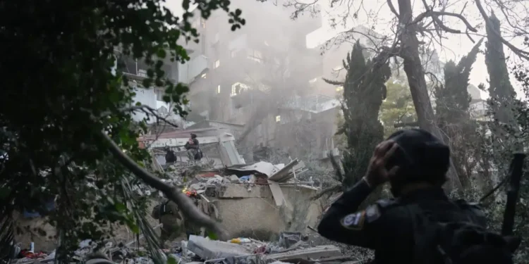 Επίδειξη δύναμης από τις ΗΠΑ μετά το τελεσίγραφο Τραμπ: Έχουμε χτυπήσει ως τώρα 13.000 στόχους στο Ιράν και 155 πλοία