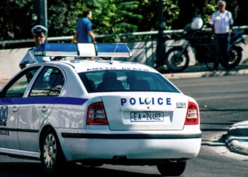 Άνδρας επιτέθηκε με μεταλλικό αντικείμενο και τραυμάτισε έναν 60χρονο και έναν 59χρονο στον λόφο Φιλοπάππου