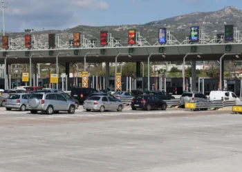 Ξεκίνησε η επιστροφή των εκδρομέων του Πάσχα – «Ουρές» οχημάτων στα διόδια της Ελευσίνας