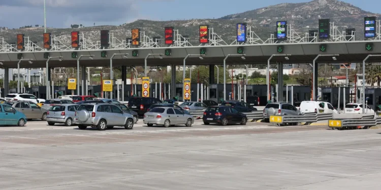 Ξεκίνησε η επιστροφή των εκδρομέων του Πάσχα – «Ουρές» οχημάτων στα διόδια της Ελευσίνας