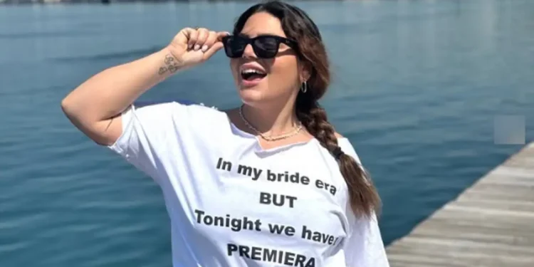 Η Δανάη Μπάρκα επιβεβαίωσε τον γάμο της με τον σύντροφό της, Φάνη Μπότση – Η ανακοίνωση με το χαρακτηριστικό μπλουζάκι