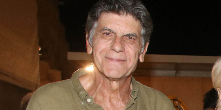 Γιάννης Μπέζος: Οι άνθρωποι της γενιάς μου δεν πρέπει να καταφεύγουν στη λογική «γινόμαστε και εμείς νέοι», αυτά είναι γελοία πράγματα