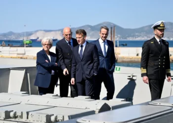 Συνάντηση Δένδια – Vautrin στη φρεγάτα «ΚΙΜΩΝ» με συζητήσεις για «SAFE 2» και δορυφόρους