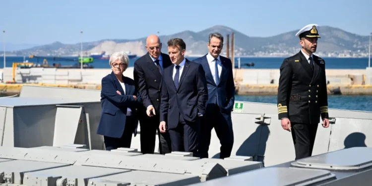 Συνάντηση Δένδια – Vautrin στη φρεγάτα «ΚΙΜΩΝ» με συζητήσεις για «SAFE 2» και δορυφόρους