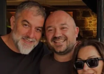 Δέσποινα Βανδή και Βασίλης Μπισμπίκης στη Χαλκίδα, απόλαυσαν μεζέδες σε γνωστό ουζερί