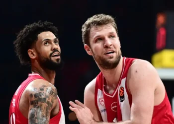 Ολυμπιακός – Αρμάνι ανάλυση: Η κυριαρχία των Μιλουτίνοφ και Χολ στο «5» και οι Ντόρσεϊ – Βεζένκοφ έδωσαν την πρωτιά στη Euroleague