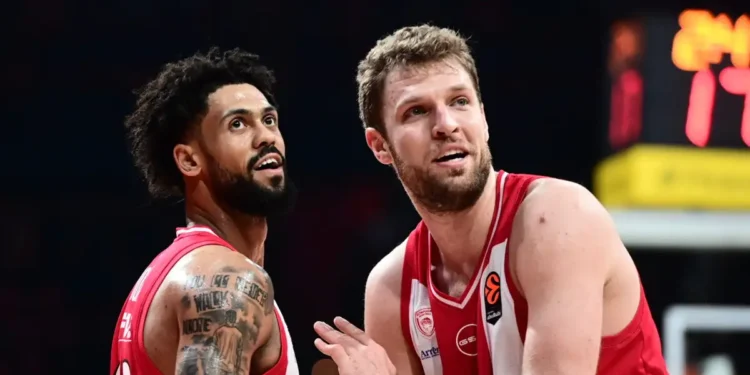 Ολυμπιακός – Αρμάνι ανάλυση: Η κυριαρχία των Μιλουτίνοφ και Χολ στο «5» και οι Ντόρσεϊ – Βεζένκοφ έδωσαν την πρωτιά στη Euroleague