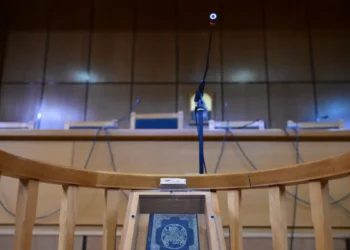 Τέμπη: Μετ’ εμποδίων η δίκη για τους ελεγκτές Εθνικής Αρχής Διαφάνειας, απεβίωσε ο ένας από τους δύο κατηγορούμενους