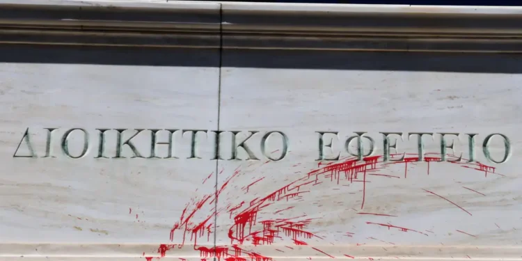 Κουκουλοφόροι έριξαν κόκκινη μπογιά στο Εφετείο Αθηνών και έσπασαν με βαριοπούλες τις τζαμαρίες