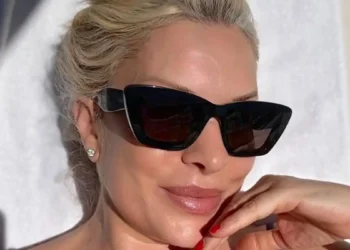 Η Ελένη Μενεγάκη έκανε ηλιοθεραπεία στη Μάλαγα της Ισπανίας