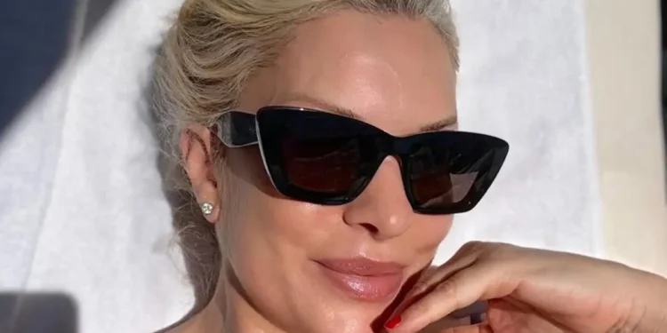 Η Ελένη Μενεγάκη έκανε ηλιοθεραπεία στη Μάλαγα της Ισπανίας