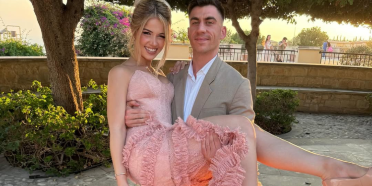 Παντρεύονται Φειδίας Παναγιώτου και Στυλιάνα Αβερκίου – Tο προσκλητήριο του γάμου, ζητούν ντύσιμο με… Bridgerton vibes