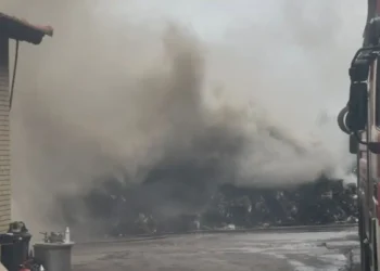 Θεσσαλονίκη: Μεγάλη φωτιά σε χώρο ανακύκλωσης – Μήνυμα του 112 για τους καπνούς, «κλείστε πόρτες και παράθυρα»