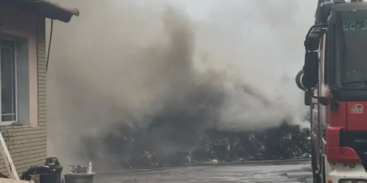 Θεσσαλονίκη: Μεγάλη φωτιά σε χώρο ανακύκλωσης – Μήνυμα του 112 για τους καπνούς, «κλείστε πόρτες και παράθυρα»