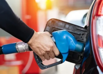 Πιο ακριβά καύσιμα στο τέλος της εβδομάδας φέρνουν τα σκαμπανεβάσματα στις διεθνείς τιμές του πετρελαίου