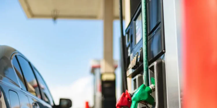 Πώς διοχετεύονται στην ελληνική αγορά τα 2 εκατ. βαρέλια από τα στρατηγικά αποθέματα πετρελαίου