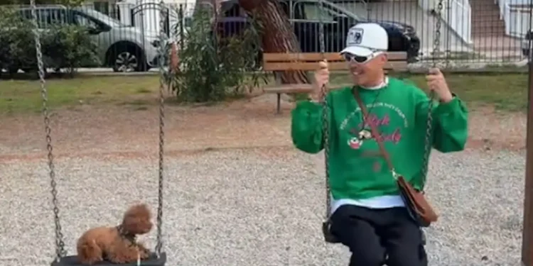 Ο Λάκης Γαβαλάς κάνει κούνια και τραμπάλα με το σκυλάκι του σε παιδική χαρά και γίνεται viral