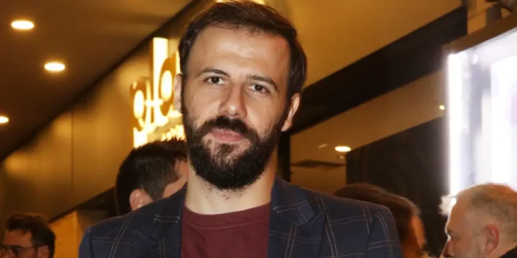 Ο Νίκος Γκέλια για το bullying που δέχτηκε στην Ελλάδα: Έμαθα με τα χρόνια να το αντιμετωπίζω με χιούμορ