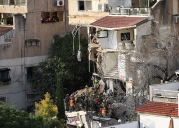 Μπαράζ επιθέσεων στο Τελ Αβίβ, νεκροί και αγνοούμενοι στη Χάιφα