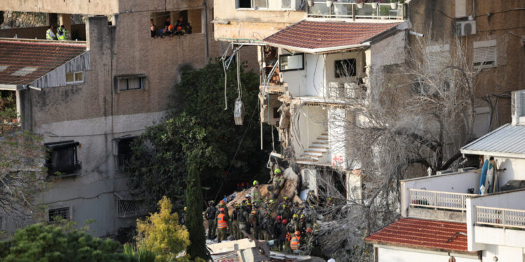 Μπαράζ επιθέσεων στο Τελ Αβίβ, νεκροί και αγνοούμενοι στη Χάιφα