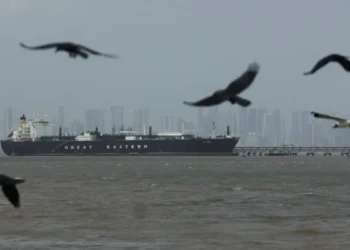 Σκωτσέζικο ντους με τα Στενά του Ορμούζ: «Αργεί μια συμφωνία με τις ΗΠΑ» λέει το Ιράν