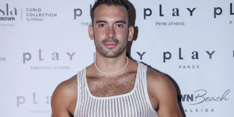 Ιάσονας Μανδηλάς: Όταν ο μπαμπάς μου έμαθε για την πρόταση γάμου στον σύντροφό μου πήρε σαμπάνια