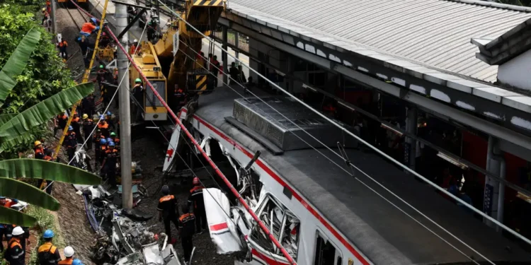 Τραγωδία στην Ινδονησία: 14 νεκροί και δεκάδες τραυματίες από σύγκρουση τρένων