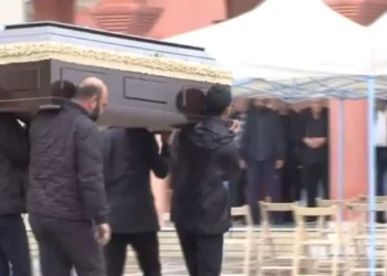 Κηδεία Ελευθερίας Γιακουμάκη: Σπαραγμός στο τελευταίο αντίο στην 43χρονη που δολοφονήθηκε από τον 39χρονο πρώην σύντροφό της