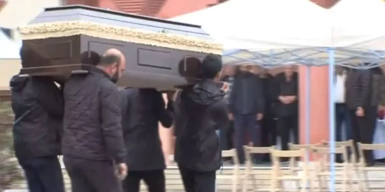 Κηδεία Ελευθερίας Γιακουμάκη: Σπαραγμός στο τελευταίο αντίο στην 43χρονη που δολοφονήθηκε από τον 39χρονο πρώην σύντροφό της