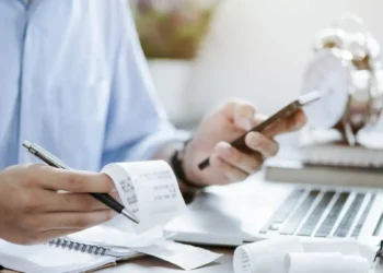 Ιδιωτικό χρέος: «Παράθυρο» αποσυμπίεσης για 1,5 εκατ. οφειλέτες με άρση κατασχέσεων, εξωδικαστικό από τα 5.000 ευρώ και νέα ρύθμιση 72 δόσεων