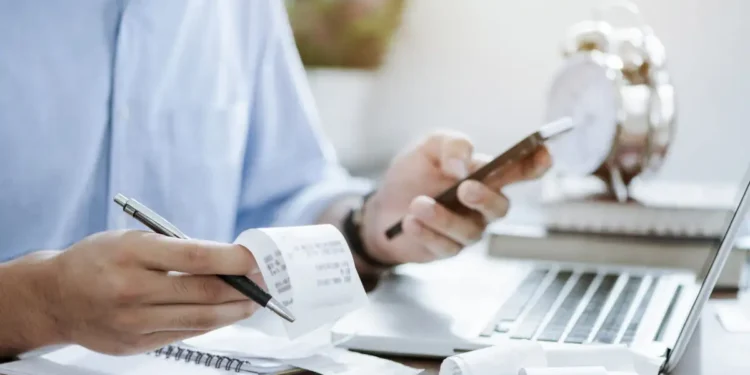 Ιδιωτικό χρέος: «Παράθυρο» αποσυμπίεσης για 1,5 εκατ. οφειλέτες με άρση κατασχέσεων, εξωδικαστικό από τα 5.000 ευρώ και νέα ρύθμιση 72 δόσεων