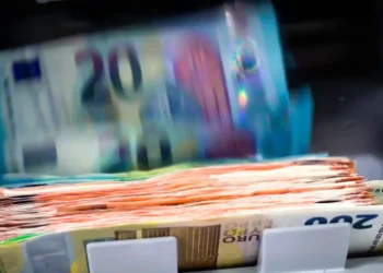 Συντάξεις, ΕΝΦΙΑ και ΦΠΑ: Ποιοι «πάνε ταμείο» και ποιοι πρέπει να «τρέξουν» στη τελική ευθεία του Απριλίου