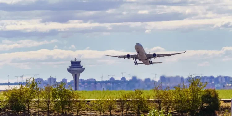 Αεροπορικά εισιτήρια: Ανατιμήσεις λόγω του ράλι των καυσίμων – Ποια είναι η επιβάρυνση για διηπειρωτικά και εντός Ευρώπης ταξίδια