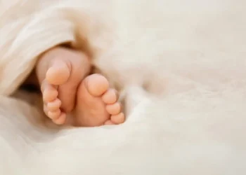 Ηλεία: Τρεις μήνες έκαιγαν, δάγκωναν και χτύπαγαν το 10 μηνών βρέφος – «Φοβόμουν τον σύντροφό μου», λέει η μητέρα του