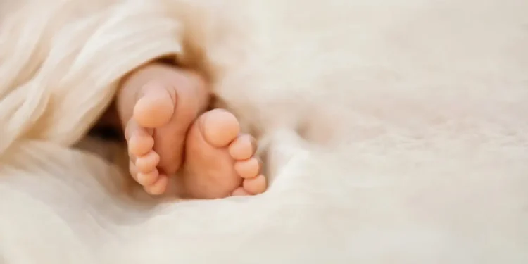 Ηλεία: Τρεις μήνες έκαιγαν, δάγκωναν και χτύπαγαν το 10 μηνών βρέφος – «Φοβόμουν τον σύντροφό μου», λέει η μητέρα του