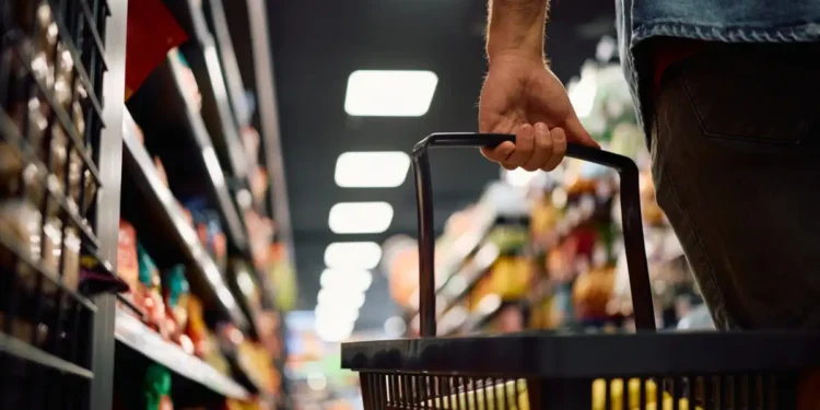 Η ακρίβεια «φουσκώνει» τον ΦΠΑ – Πώς οι καταναλωτές βγαίνουν χαμένοι και τα δημόσια ταμεία «κερδισμένα»