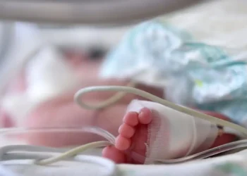 Ηλεία: Ο σύντροφος της μητέρας έκαιγε με τσιγάρα και δάγκωνε το 10 μηνών βρέφος – Προφυλακίστηκαν και οι δύο