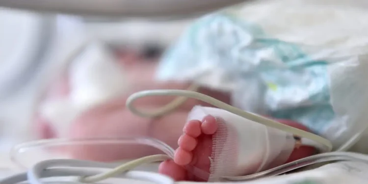 Ηλεία: Ο σύντροφος της μητέρας έκαιγε με τσιγάρα και δάγκωνε το 10 μηνών βρέφος – Προφυλακίστηκαν και οι δύο