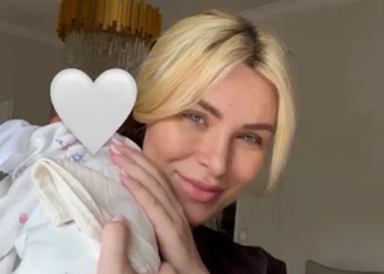 Κατερίνα Καινούργιου: Ποζάρει αμακιγιάριστη με την κόρη της και απαντάει στις κριτικές – «Έγινα μαμά αλλά παραμένω γυναίκα»