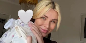 Κατερίνα Καινούργιου: Ποζάρει αμακιγιάριστη με την κόρη της και απαντάει στις κριτικές – «Έγινα μαμά αλλά παραμένω γυναίκα»