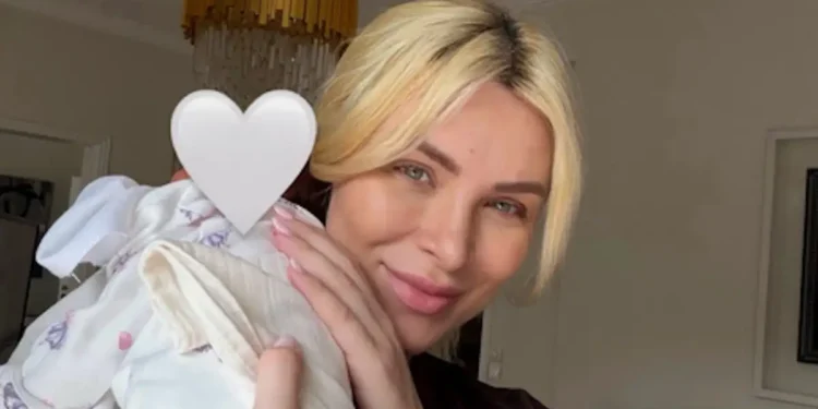 Κατερίνα Καινούργιου: Ποζάρει αμακιγιάριστη με την κόρη της και απαντάει στις κριτικές – «Έγινα μαμά αλλά παραμένω γυναίκα»