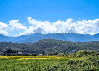 Καιρός σήμερα: Ήλιος και ζέστη – Τοπικές βροχές στα ηπειρωτικά ορεινά