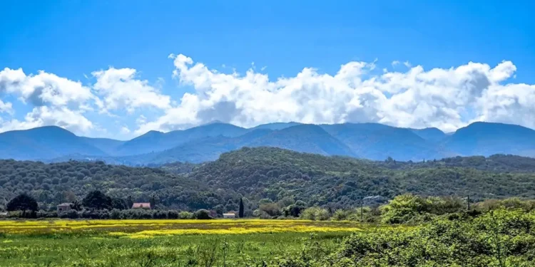 Καιρός σήμερα: Ήλιος και ζέστη – Τοπικές βροχές στα ηπειρωτικά ορεινά